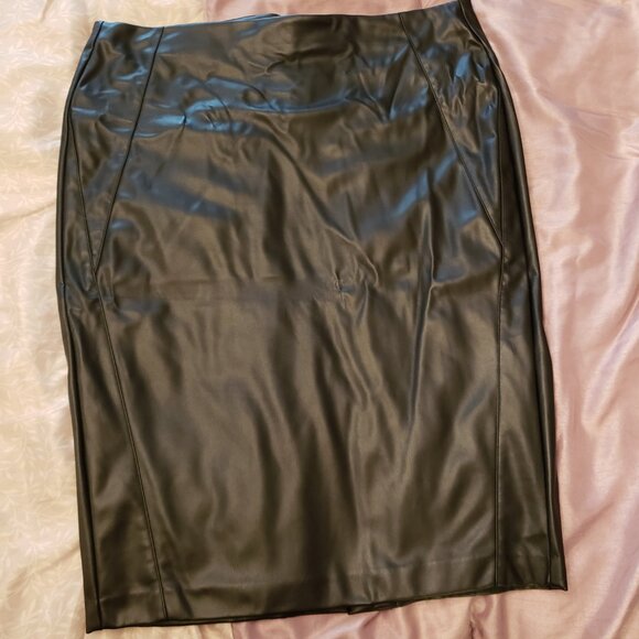 Faux Leather Pencil skirt - Picture 3 of 4